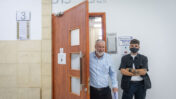 היועץ המשפטי לשעבר אביחי מנדלבליט מגיע ליום עדותו הראשון במשפט המו"לים, ביהמ"ש המחוזי בירושלים, 11.10.26 (צילום: חיים גולדברג)