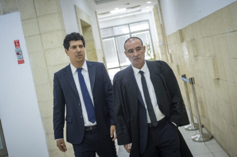 עו"ד עמית חדד (משמאל), בתחילת יום עדותו השלישי של היועץ המשפטי לשעבר אביחי מנדלבליט, 20.10.2026 (צילום: חיים גולדברג) עו"ד עמית חדד (משמאל), בתחילת יום עדותו השלישי של היועץ המשפטי לשעבר אביחי מנדלבליט, 20.10.2026 (צילום: חיים גולדברג)