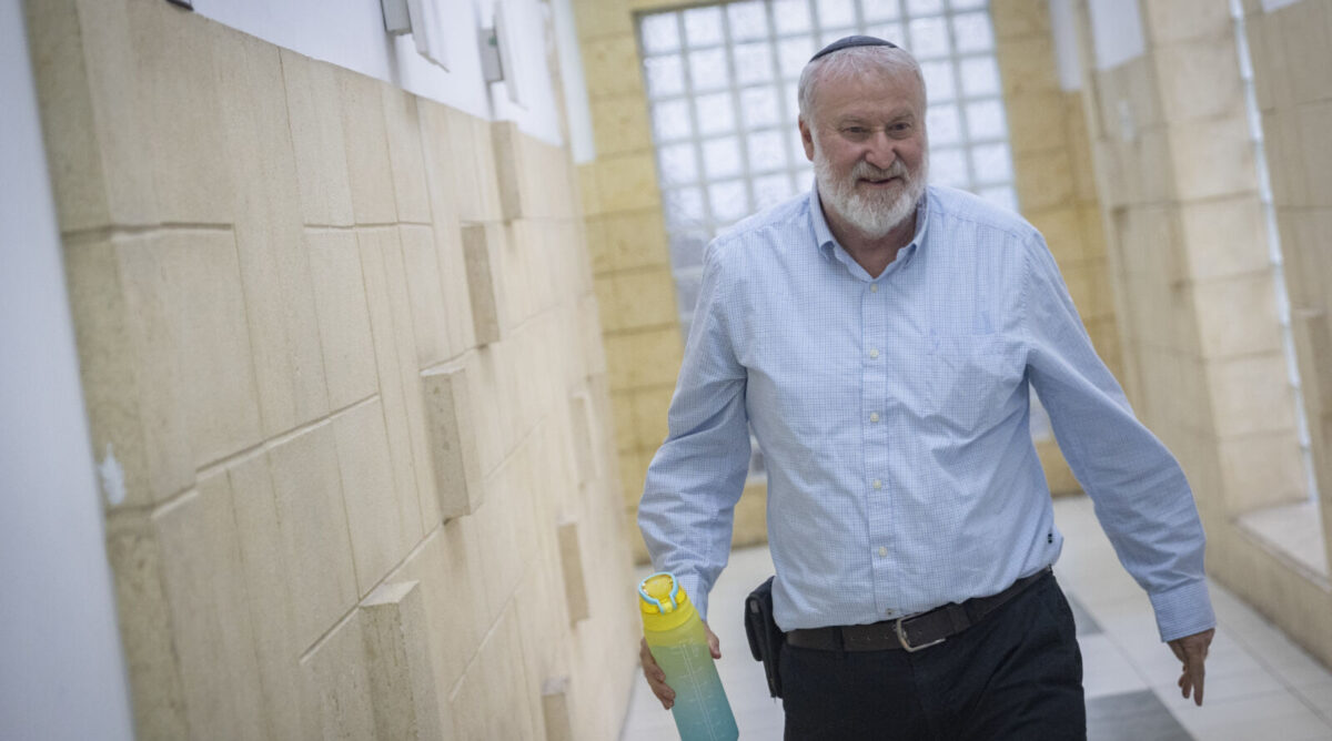 היועץ המשפטי לשעבר אביחי מנדלבליט מגיע ליום עדותו השלישי במשפט המו"לים, 20.10.2026 (צילום: חיים גולדברג) היועץ המשפטי לשעבר אביחי מנדלבליט מגיע ליום עדותו השלישי במשפט המו"לים, 20.10.2026 (צילום: חיים גולדברג)