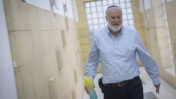 היועץ המשפטי לשעבר אביחי מנדלבליט מגיע ליום עדותו השלישי במשפט המו"לים, 20.10.2026 (צילום: חיים גולדברג)