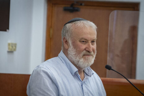. היועץ המשפטי לשעבר אביחי מנדלבליט מגיע ליום עדותו השלישי במשפט המו"לים, 20.10.2026 (צילום: חיים גולדברג)
