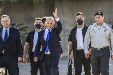 . רה"מ הנאשם בנימין נתניהו (מניף את ידו), בטקס סיום קורס קצינים בבה"ד 1, 21.10.26 (צילום: צפריר אביוב)