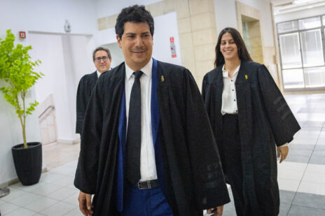 עו"ד עמית חדד עם עמיתיו לצוות ההגנה של בנימין נתניהו, נועה מילשטיין וישראל וולנרמן. בית המשפט המחוזי בירושלים, 21.10.2026 (צילום: יונתן זינדל) עו"ד עמית חדד עם עמיתיו לצוות ההגנה של בנימין נתניהו, נועה מילשטיין וישראל וולנרמן. בית המשפט המחוזי בירושלים, 21.10.2026 (צילום: יונתן זינדל)