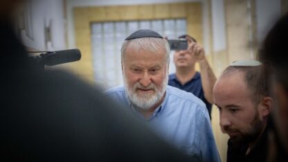 היועץ המשפטי לשעבר אביחי מנדלבליט בפתח יום עדותו הרביעי במשפט המו"לים. בית המשפט המחוזי בירושלים, 21.10.2026 (צילום: יונתן זינדל) היועץ המשפטי לשעבר אביחי מנדלבליט בפתח יום עדותו הרביעי במשפט המו"לים. בית המשפט המחוזי בירושלים, 21.10.2026 (צילום: יונתן זינדל)