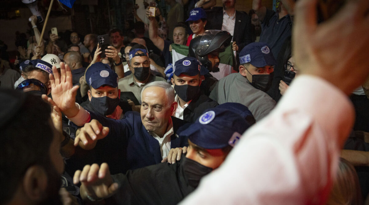 רה"מ הנאשם בנימין נתניהו באירוע בחירות בשוק מחנה-יהודה בירושלים, 22.10.26 (צילום: יונתן זינדל) רה"מ הנאשם בנימין נתניהו באירוע בחירות בשוק מחנה-יהודה בירושלים, 22.10.26 (צילום: יונתן זינדל)