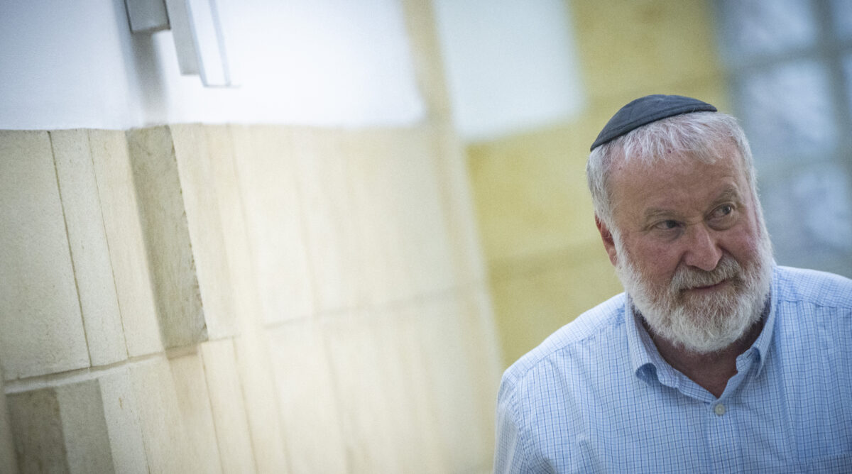 אביחי מנדלבליט מחוץ לאולם משפט המו"לים, במהלך יום עדותו השישי. בית המשפט המחוזי בירושלים, 25.10.2026 (צילום: יונתן זינדל) אביחי מנדלבליט מחוץ לאולם משפט המו"לים, במהלך יום עדותו השישי. בית המשפט המחוזי בירושלים, 25.10.2026 (צילום: יונתן זינדל)