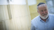 אביחי מנדלבליט מחוץ לאולם משפט המו"לים, במהלך יום עדותו השישי. בית המשפט המחוזי בירושלים, 25.10.2026 (צילום: יונתן זינדל)