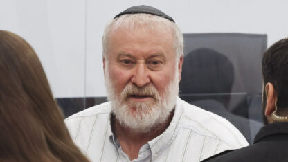 היועמ"ש המשפטי לשעבר אביחי מנדלבליט, לפני יום עדותו השביעי במשפט המו"לים, בית המשפט המחוזי בירושלים, 26.10.2026 (צילום: אורן בן חקון)