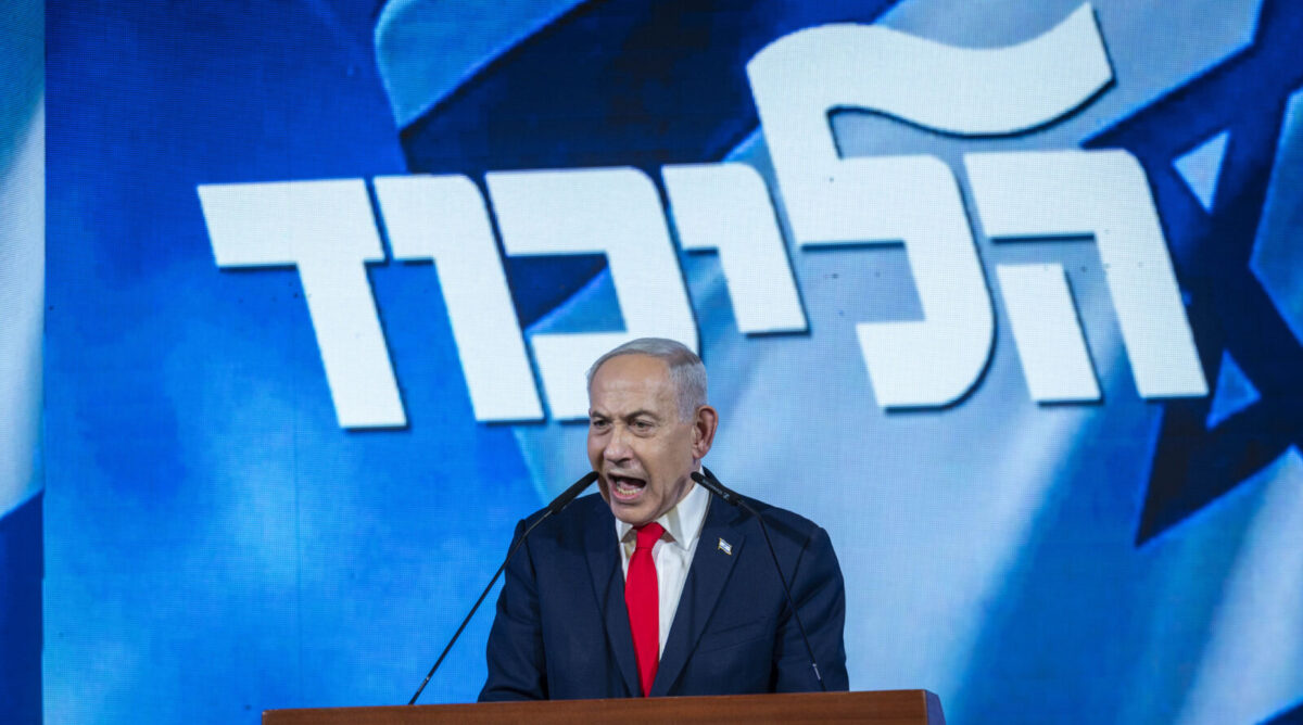 רה"מ הנאשם בנימין נתניהו נואם בלילה שלאחר יום הבחירות, 28.10.26 (צילום: חיים גולדברג)