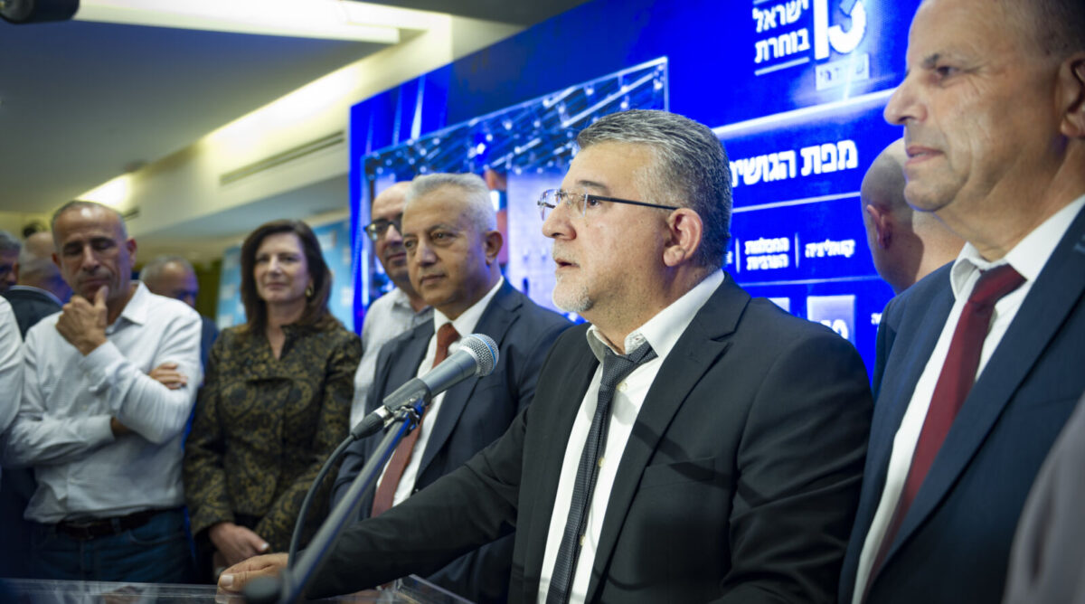 יו"ר הרשימה-המשותפת יוסף ג'בארין במטה הבחירות, לאחר סגירת הקלפיות; נצרת, 27.10.26 (צילום: שרון לייבל) יו"ר הרשימה-המשותפת יוסף ג'בארין במטה הבחירות, לאחר סגירת הקלפיות; נצרת, 27.10.26 (צילום: שרון לייבל)