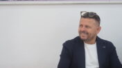 ח"כ לשעבר איתן כבל, לפני תחילת עדותו במשפט המו"לים, 4.10.26 (צילום: אורן פרסיקו)