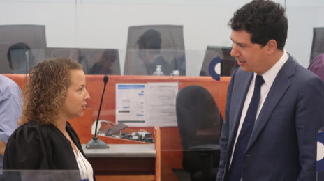 עו"ד עמית חדד ועו"ד יהודית תירוש, לפני תחילת יום עדותו הראשון של אביחי מנדלבליט במשפט המו"לים, 11.10.2026 (צילום: אורן פרסיקו) עו"ד עמית חדד ועו"ד יהודית תירוש, לפני תחילת יום עדותו הראשון של אביחי מנדלבליט במשפט המו"לים, 11.10.2026 (צילום: אורן פרסיקו)